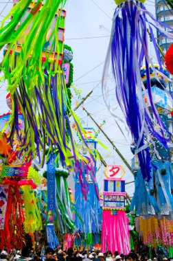 İnsanlar ve dekorasyonlar Tanabata Festivali 'nde, Japon yaz festivali olarak da bilinir..                     