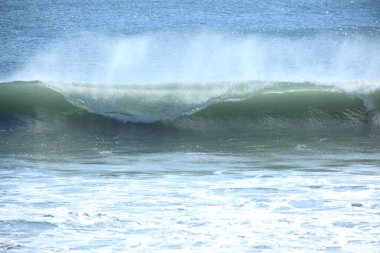 Güzel deniz dalgaları kıyıya vuruyor.        