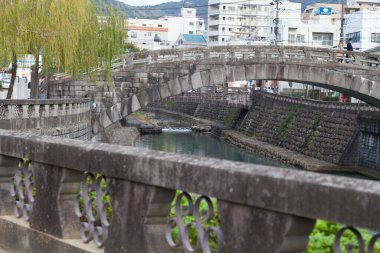 Nehrin üzerindeki eski taş köprü