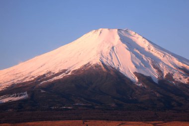 Karlı güzel Fuji Dağı, Japonya.