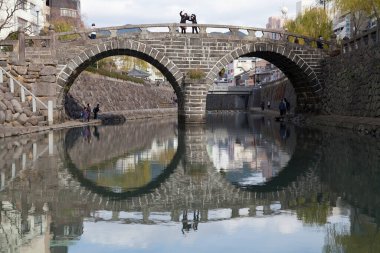 Nehrin üzerindeki eski taş köprü