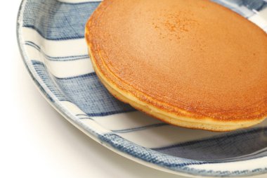 Lezzetli ev yapımı gözleme tabakta, yakın plan.