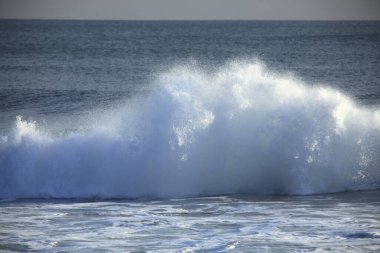 Sahilde güzel deniz dalgaları       