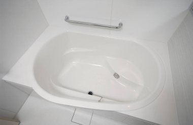 Yukarıda gümüş tutacağı olan temiz beyaz küvet