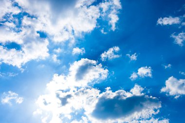 mavi gökyüzü ve doğa arka planında bulutlar