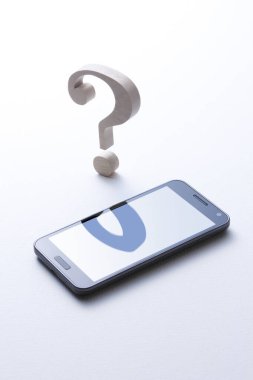 Beyaz arkaplanda soru işareti ve akıllı telefon