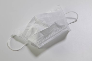 cerrahi yüz maskesi beyaz arkaplanda izole edildi. 