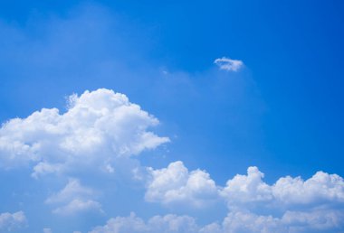 mavi gökyüzü ve doğa arka planında bulutlar