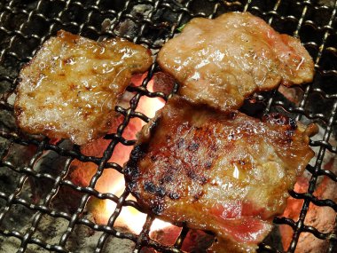 Arka planda domuz ızgarası, kapat.