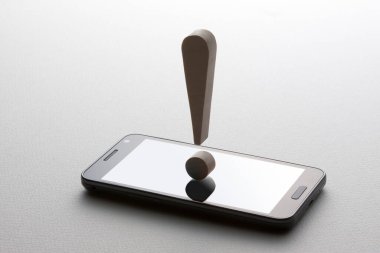 Beyaz arkaplanda ünlem işareti ve akıllı telefon