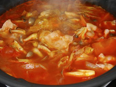 Tavada sebzeli tavuk pişiriyorum.