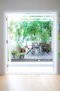 Modern Japon evinin güzel bahçesinin manzarası.