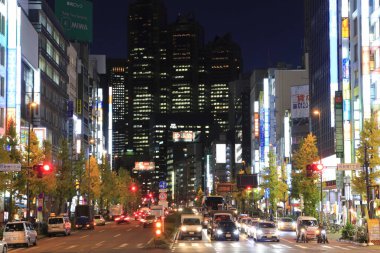Tokyo, Japonya 'da binaları ve insanları olan modern şehir manzarası. 