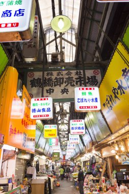 Kyoto, Japonya - 10 Ocak 2016: Kyoto, Japonya 'da gece pazarı.