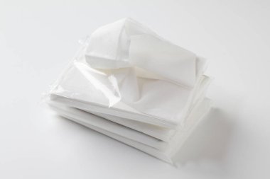 Beyaz arkaplanda beyaz mendil kağıtları.