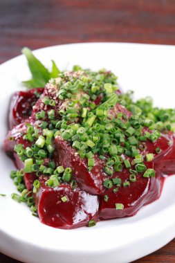 Asya mutfağına yakın çekim. Yeşil soğanlı marine edilmiş çiğ et. 