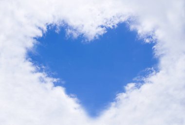 Güzel kalp şeklinde bulut ve mavi gökyüzü       