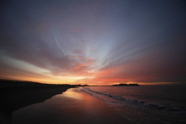 Deniz Sahil üzerinde güzel gün batımı  