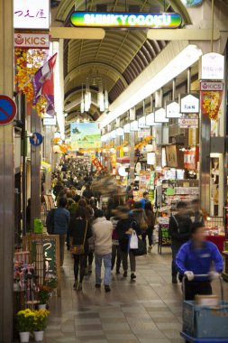 Japonya 'daki sokak pazarında tanımlanamayan insanlar