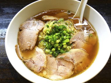 Yakın plan - domuz etli lezzetli şehriye, Çin mutfağı