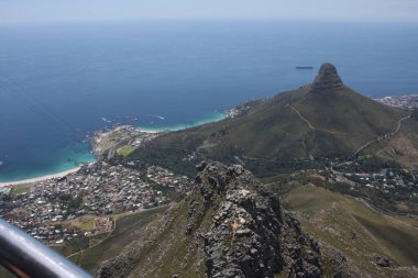 Yeşil dağları ve kıyı kasabası olan manzaralı deniz manzarası 