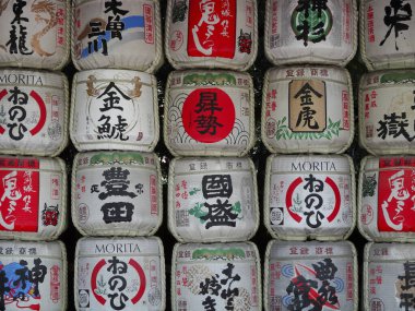 Avrupa şarabı ve Japon sakesi davulları 