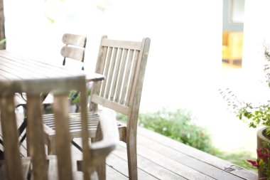 Boş ahşap masa ve terasta sandalyeler 