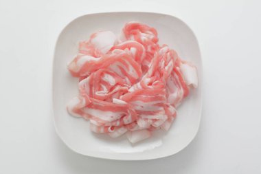 Beyaz tabakta leziz domuz dilimlerinin yakın görüntüsü             