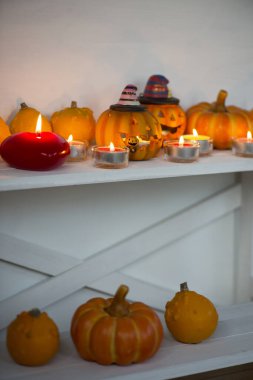 Mumlu komik balkabakları, cadılar bayramı süslemeleri             