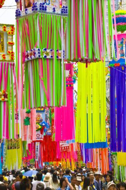 İnsanlar ve dekorasyonlar Tanabata Festivali 'nde, Japon yaz festivali olarak da bilinir..                     