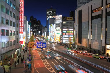 Tokyo, Japonya 'da binaları ve insanları olan modern şehir manzarası. 