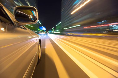 Bulanık hareketli modern araba gece şehrinde yol manzarası      