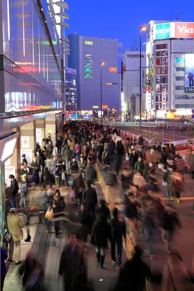東京の建物や人々との現代のシティスケープ — ストック写真