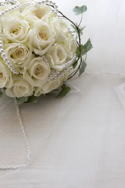 Букет Невесты Белых Роз — стоковое фото
