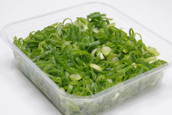 Envase Plástico Con Ensalada Cebollas Verdes Rodajas Sobre Fondo Blanco —  Fotos de Stock