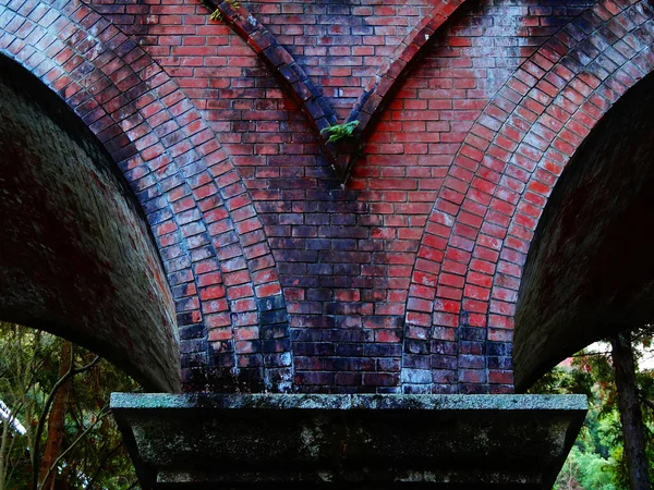 城里的一座古老的砖桥 — 图库照片