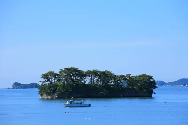 Navio Aproximando Ilhas Rochosas Com Vegetação Verde Exuberante Ilhas Matsushima — Fotografia de Stock