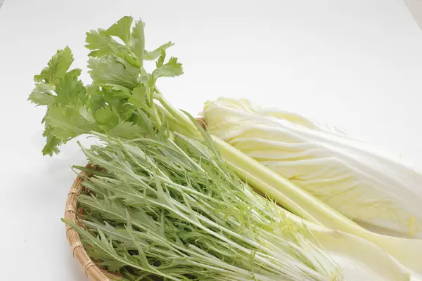 竹盘上的米祖纳 芹菜和纳帕卷心菜新鲜绿叶 — 图库照片