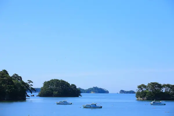 Schiff Und Felsige Inseln Mit Üppiger Grüner Vegetation Matsushima Inseln — Stockfoto