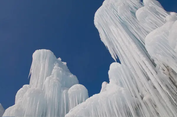 Wunderschöne Winterlandschaft Mit Gefrorenen Eiszapfen Auf Dem Eis — Stockfoto