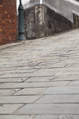 Japon şehrindeki eski taş kaldırım yüzeyinin manzarası  