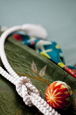 Dekoratif düğüm ve renkli kumaş ayrıntılarının yakınlaştırılması