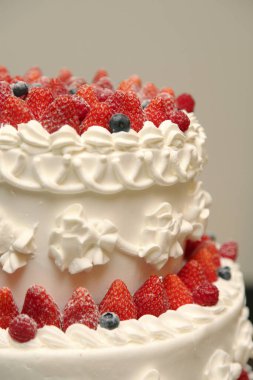 Çilekli kek ve beyaz arka planda krema