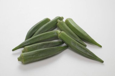 Beyaz arka planda izole edilmiş taze bamya sebzeleri.