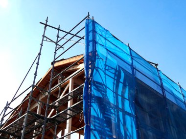 Yoğun şehir ortamında yeni bir inşaat projesi