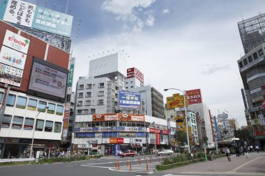 Modern binalarla şehir manzarası