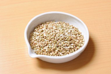 Tahta masadaki beyaz kasede organik tohumlar