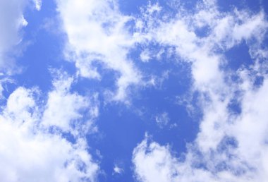 Mavi gökyüzü ve beyaz bulutlar.