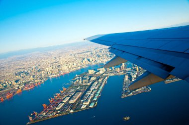 Şehrin üzerinde uçak kanadı