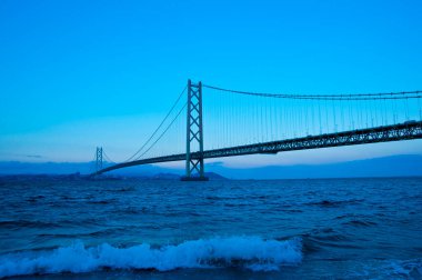 Akashi-Kaikyo Köprüsü dünyanın en uzun asma köprüsü. Japon anakarası Honshu 'daki Kobe şehrini Awaji Adası' ndaki Iwaya 'ya bağlar. - Kobe, Japonya